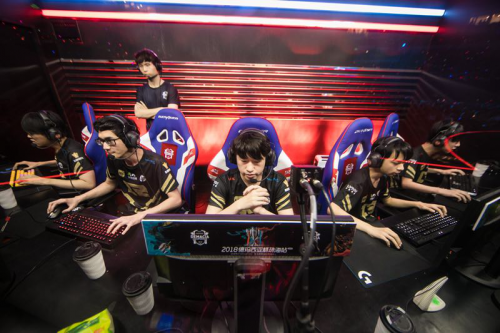 进攻还是突 进攻还是突